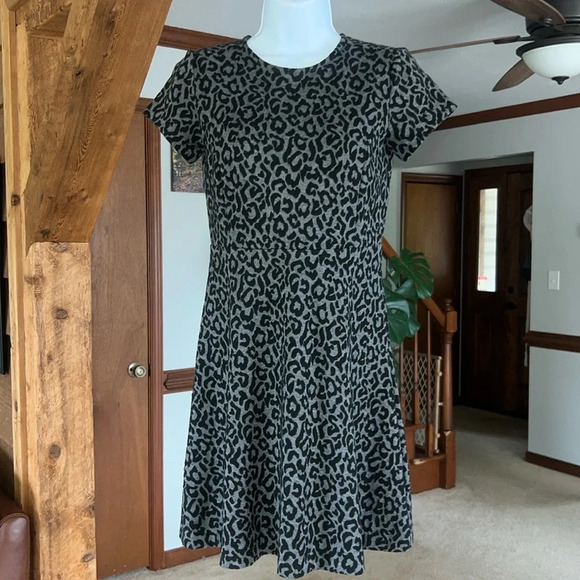 LOFT Women's Grey and Black Leopard Print Short Sleeve Swing Dress 00P - Picture 1 of 9